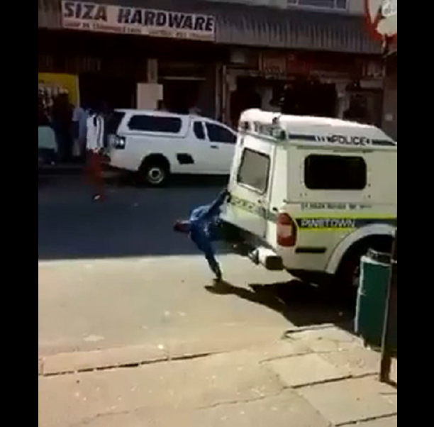 Deux suspects réussissent à s&rsquo;enfuir d&rsquo;une fourgonnette de police