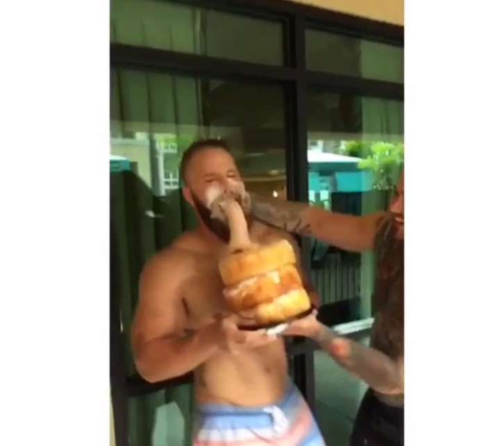 Gâteau d&rsquo;anniversaire avec une grosse surprise