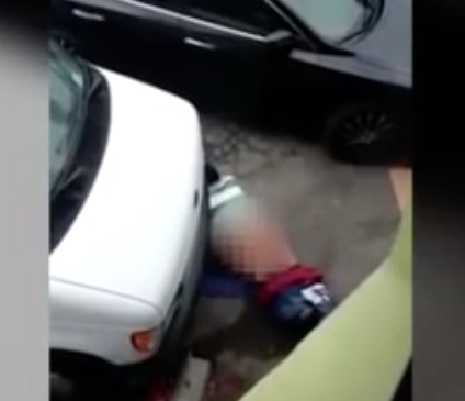 Un homme fait l’amour avec une roue de voiture