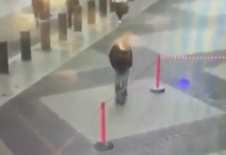 Instant Karma : un passant se venge contre un poteau !