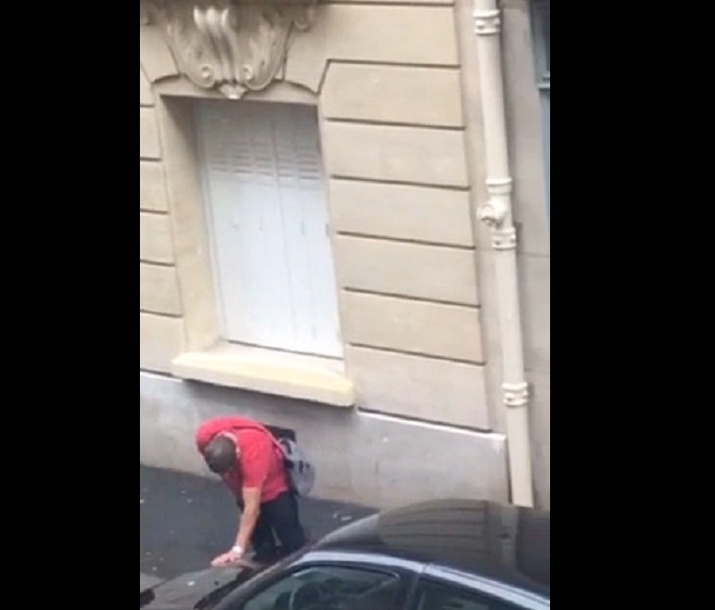 Un supporter ivre urine et s’étale dans sa flaque…