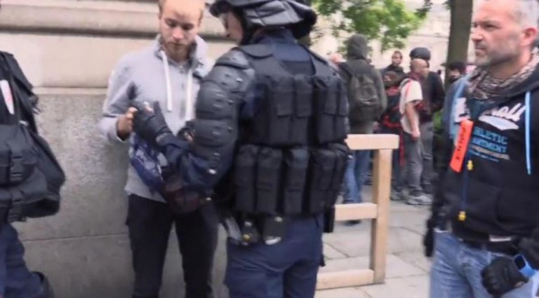 La police oblige un photographe à effacer ses photos