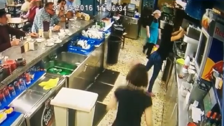 Le réflexe énorme  d’une serveuse pour sauver une tasse !