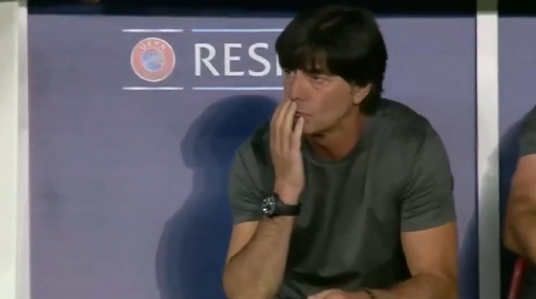 L&rsquo;entraîneur de l&rsquo;Allemagne aime sentir ses doigts qui puent