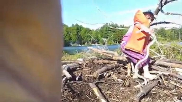 Petite fille trouve un gros serpent et l&rsquo;attrape à mains nues