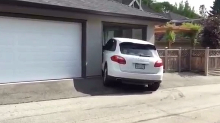 Quand un ado tente de garer une Porsche Cayenne dans son garage