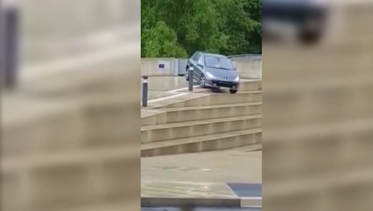 Quand une personne âgée descend un escalier… En voiture !