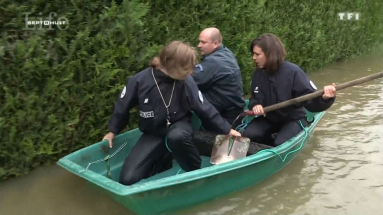 Trois policiers deviennent la risée du web lors des inondations