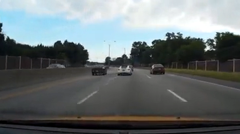 Un automobiliste en voiture de sport s&rsquo;énerve et montre qui est le patron !!