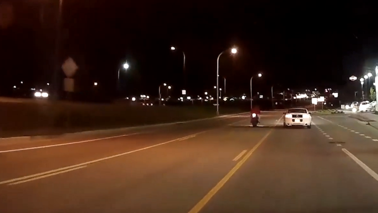 Un automobiliste se venge contre un motard qui le prend la tête