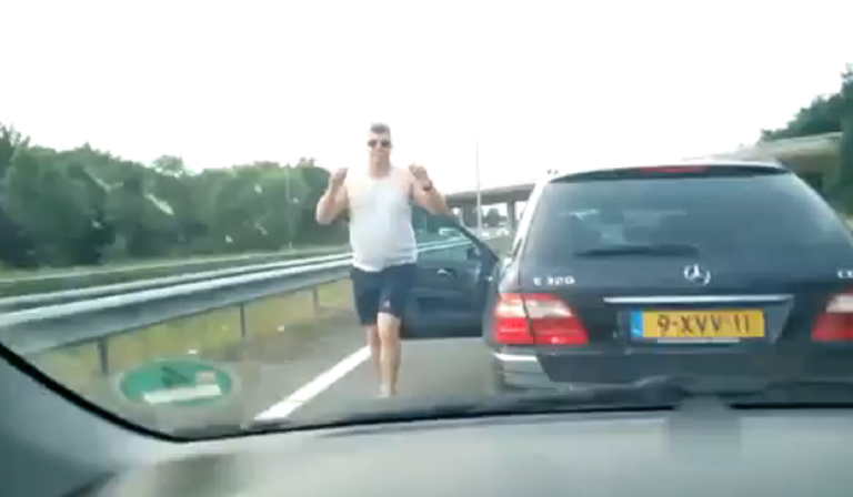 Un automobiliste sort ses bijoux de famille quand il est énervé !