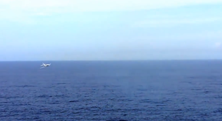 Un avion Falcon frôle un paquebot de croisière