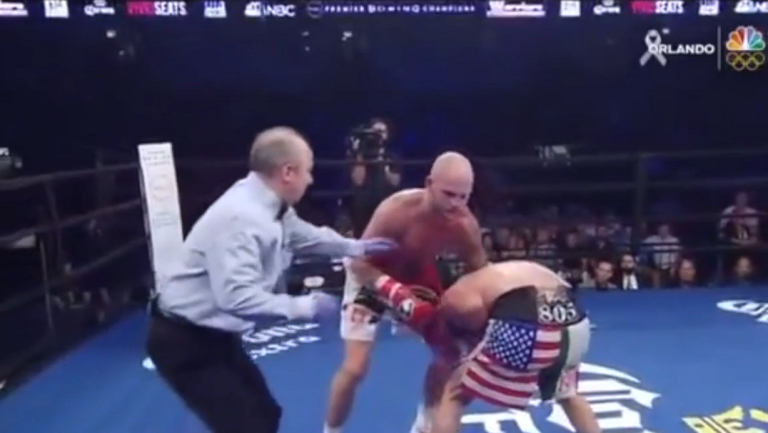 Un boxeur met une grosse droite à l&rsquo;arbitre ! Oups…