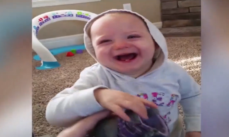 Un bébé mort de rire à cause de chaussures qui puent