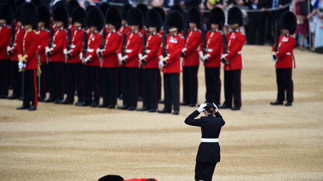 Un garde fait un malaise lors de l&rsquo;anniversaire de la reine Elizabeth II