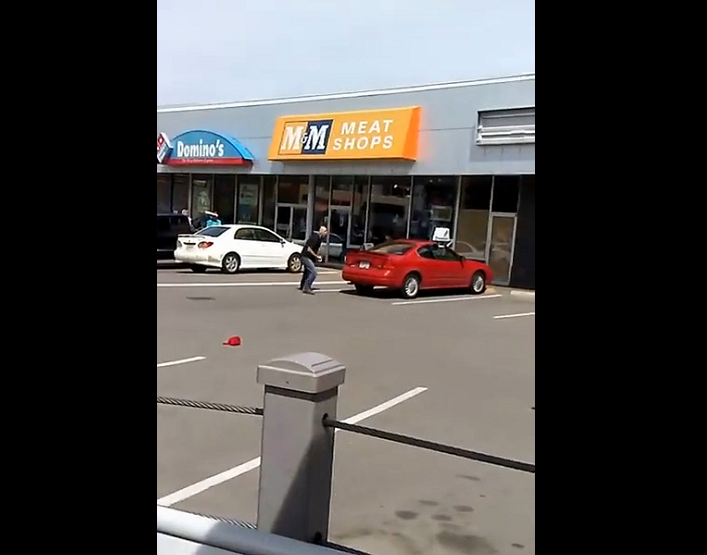 Un homme menace des policiers avec une machette et se fait taser…