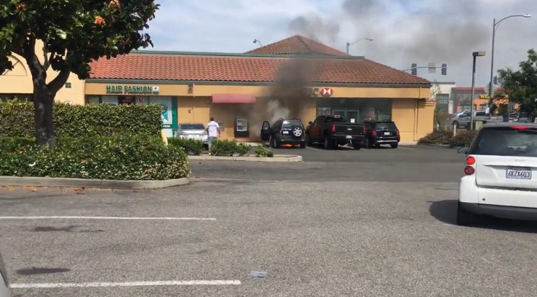 Un héros va sortir un homme coincé dans sa voiture en feu !