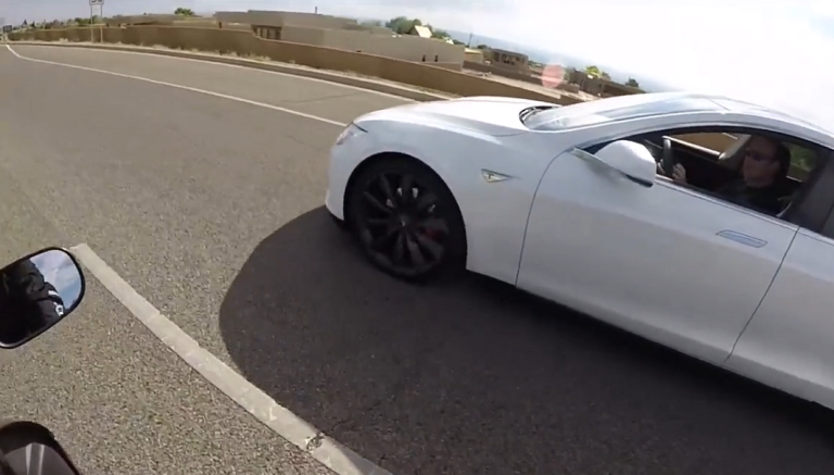Un motard tente de faire une course avec une Tesla !