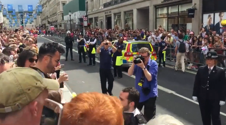 Un policier fait un demande en mariage pendant la Gay Pride de Londres
