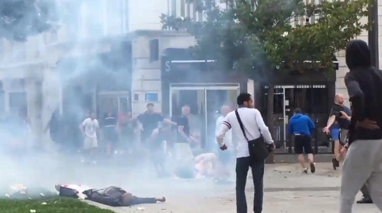 Un supporter Anglais mis KO et frappé au sol par des jeunes hooligans