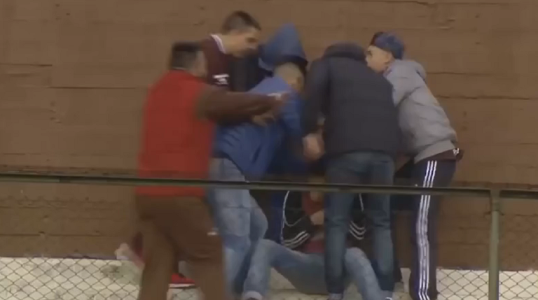 Un supporter se trompe de tribune et se retrouve à poil !