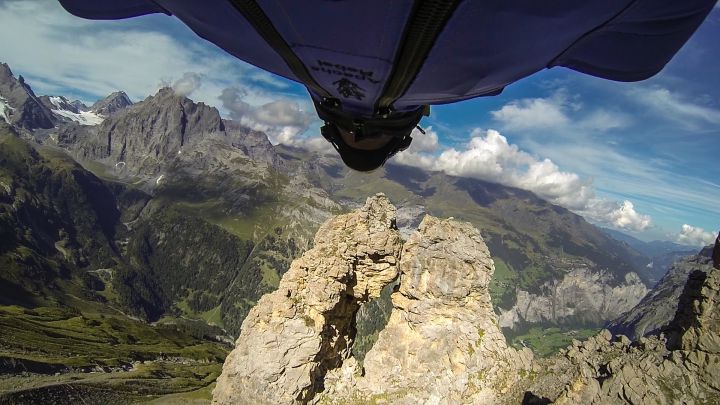 Un wingsuit surfer se fait doubler par un faucon