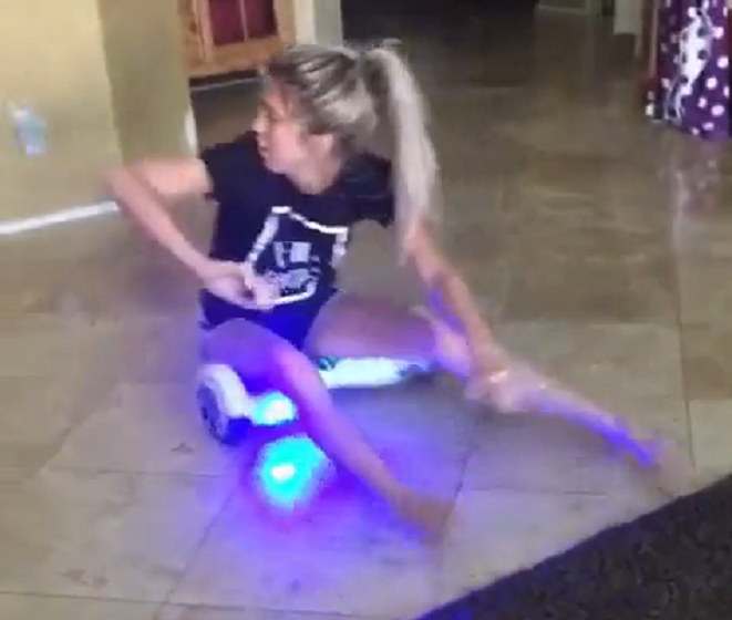 Une blonde sur un hoverboard…
