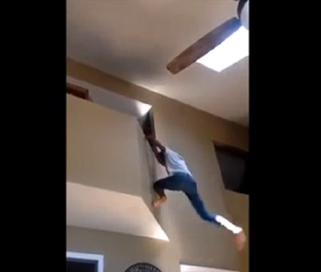 Une fille ivre tombe d’une mezzanine