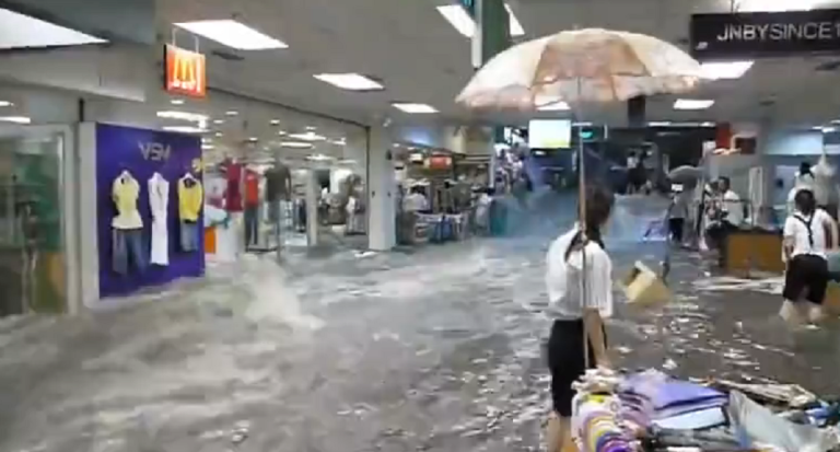 Une inondation envahit un centre commercial en Chine
