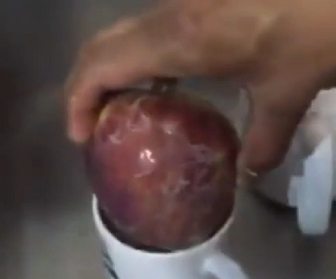 Une pomme recouverte d&rsquo;une cire pour les rendre brillantes !!