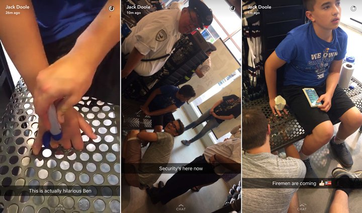 Un jeune garçon se coince le doigt dans le banc d&rsquo;un magasin