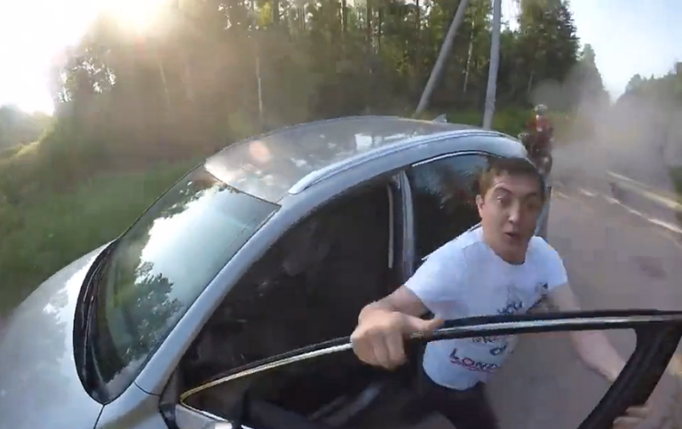 Un automobiliste veut se battre avec un motard ! Sauf que…