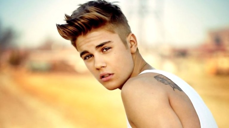 Justin Bieber tombe dans une trappe sur scène