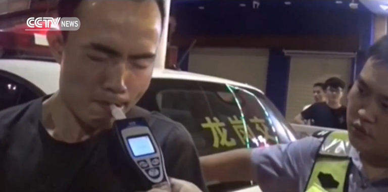 Un conducteur ivre rate volontairement son contrôle d&rsquo;alcool