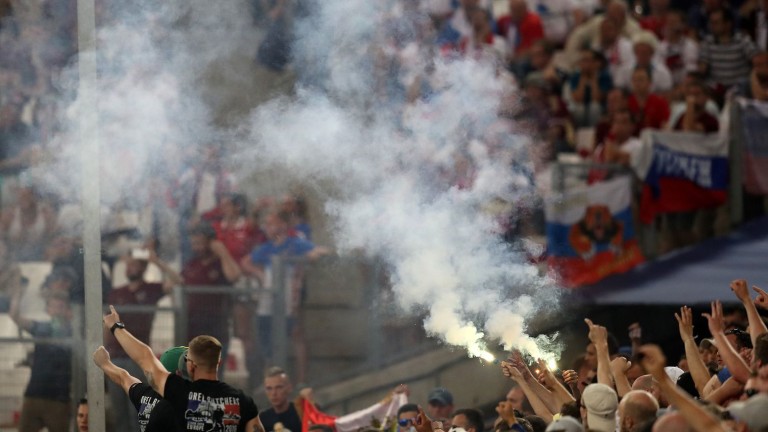 Des hooligans Russes frappent un hooligan Anglais