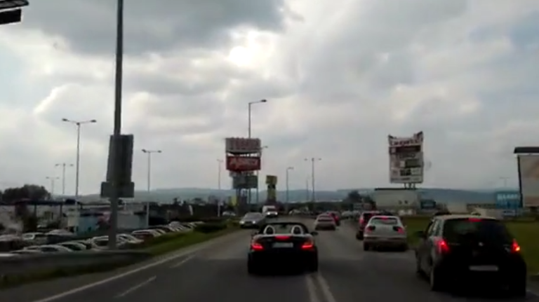 Tranquille, il profite d’une ambulance pour doubler tout le monde