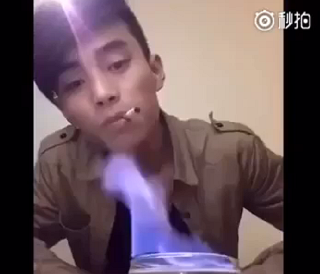 Ce jeune garçon a oublié que le feu, ça brule !