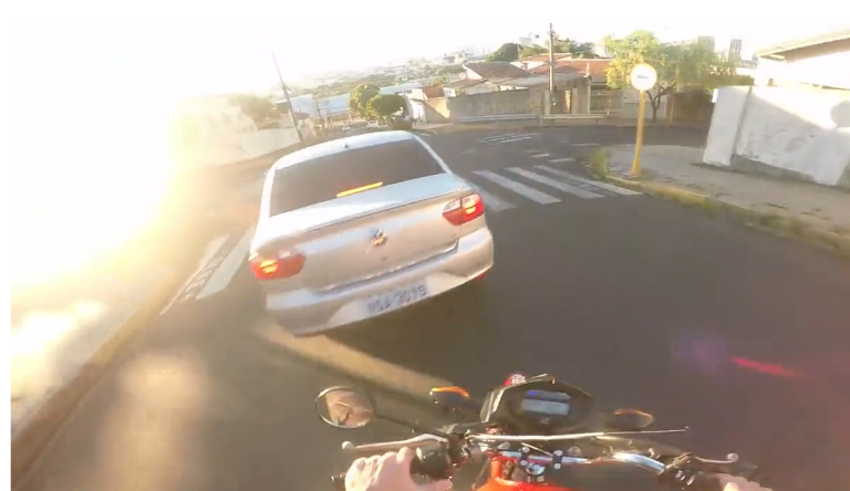 Instant karma pour un motard très très en colère…