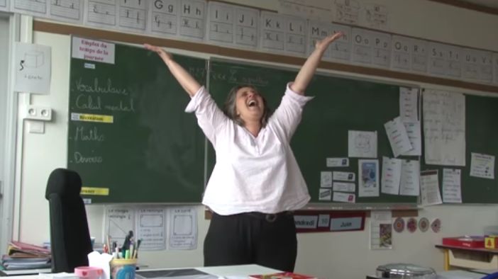 Une enseignante chante « Libérée des livrets »