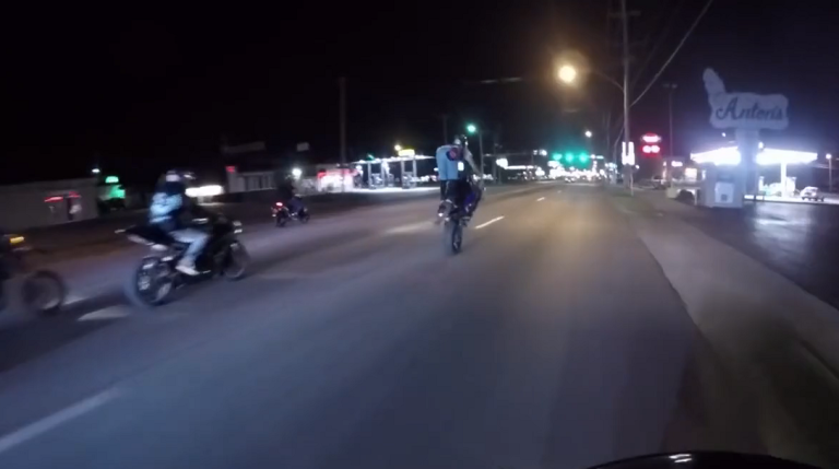 Un motard ivre fait des willing et fait chuter une fille…