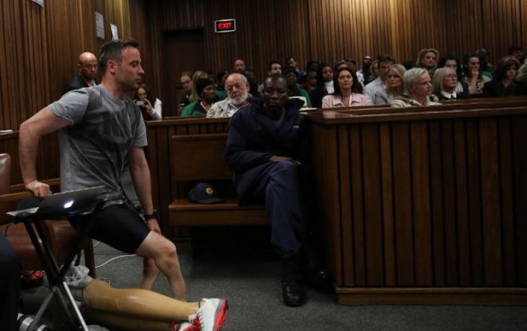 Oscar Pistorius marche sur ses moignons pour émouvoir la juge