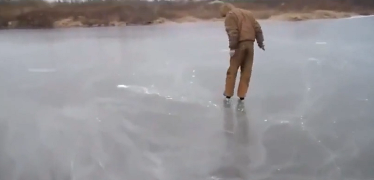 La réaction étonnante d&rsquo;un tir de pistolet dans la glace !