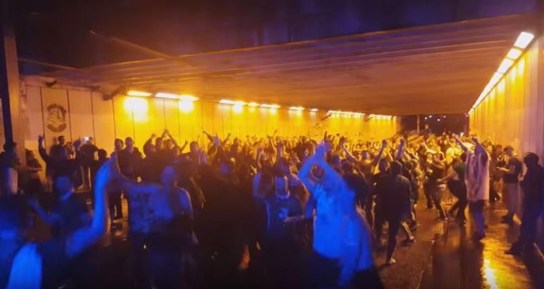 Les supporters irlandais chantent pour la police française !