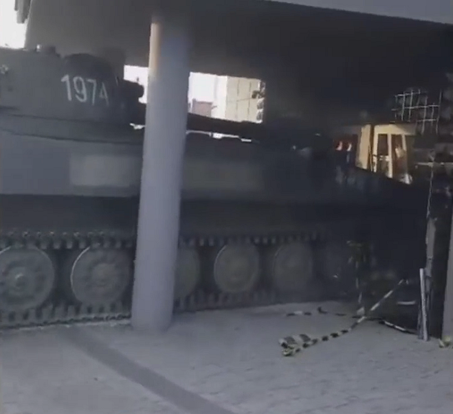 Il ruine sa boite de nuit en fonçant dessus avec un tank !!