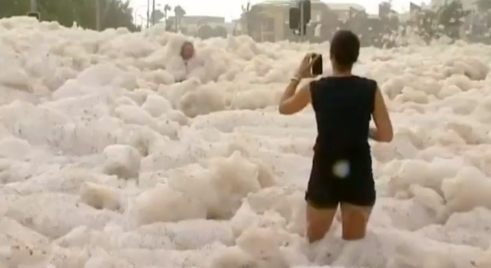 Bain de mousse géant sur les plages Australiennes