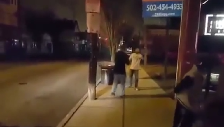 Des ivrognes ont la mauvaise idée de se frotter un combattant MMA