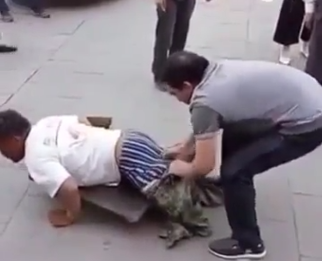 Des passants démasquent un faux mendiant amputé !