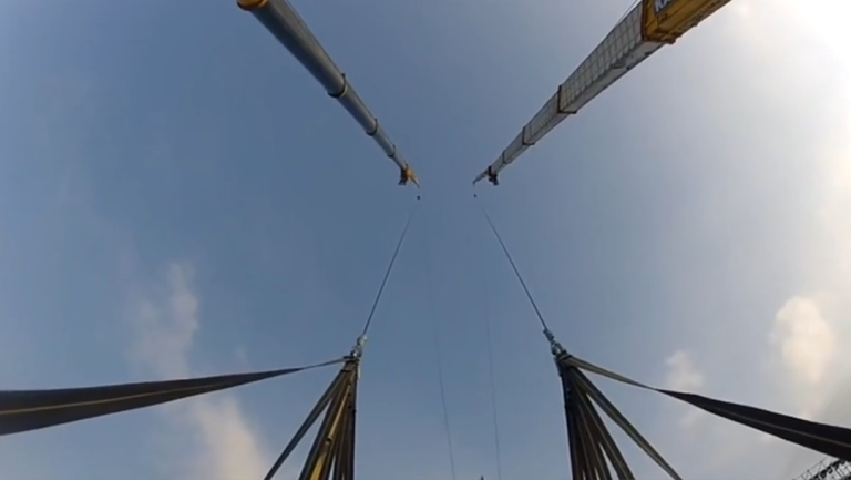 Deux base-jumpers se font catapulter dans les airs