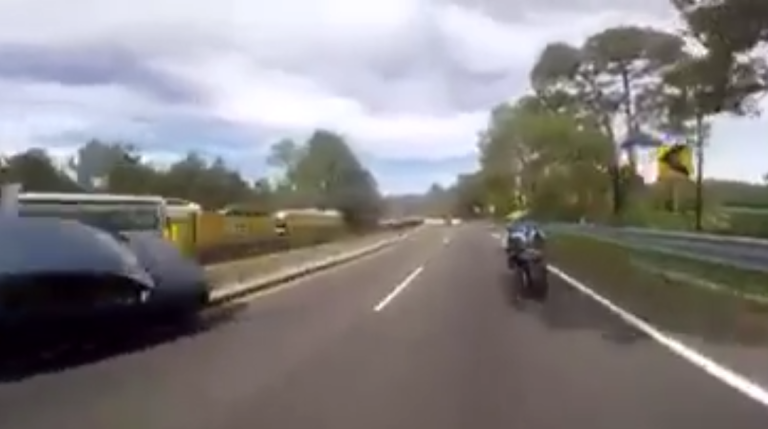 Elle met le frein à main pour empêcher une course avec des motos !!!