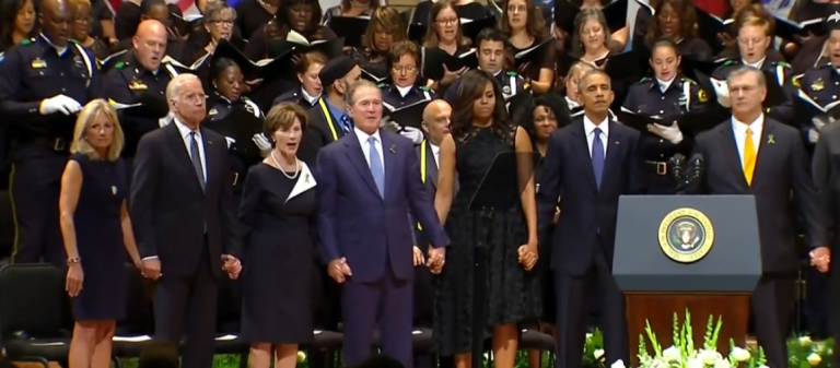 George W. Bush danse lors de l’hommage aux policiers tués à Dallas